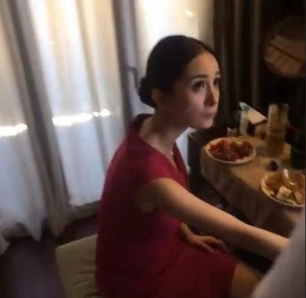 杨幂吃东西保持体力。
