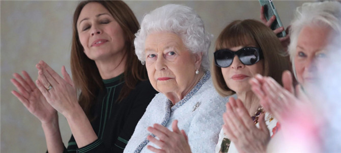 伦敦时装周最大牌嘉宾：91岁英女王首现身秀场